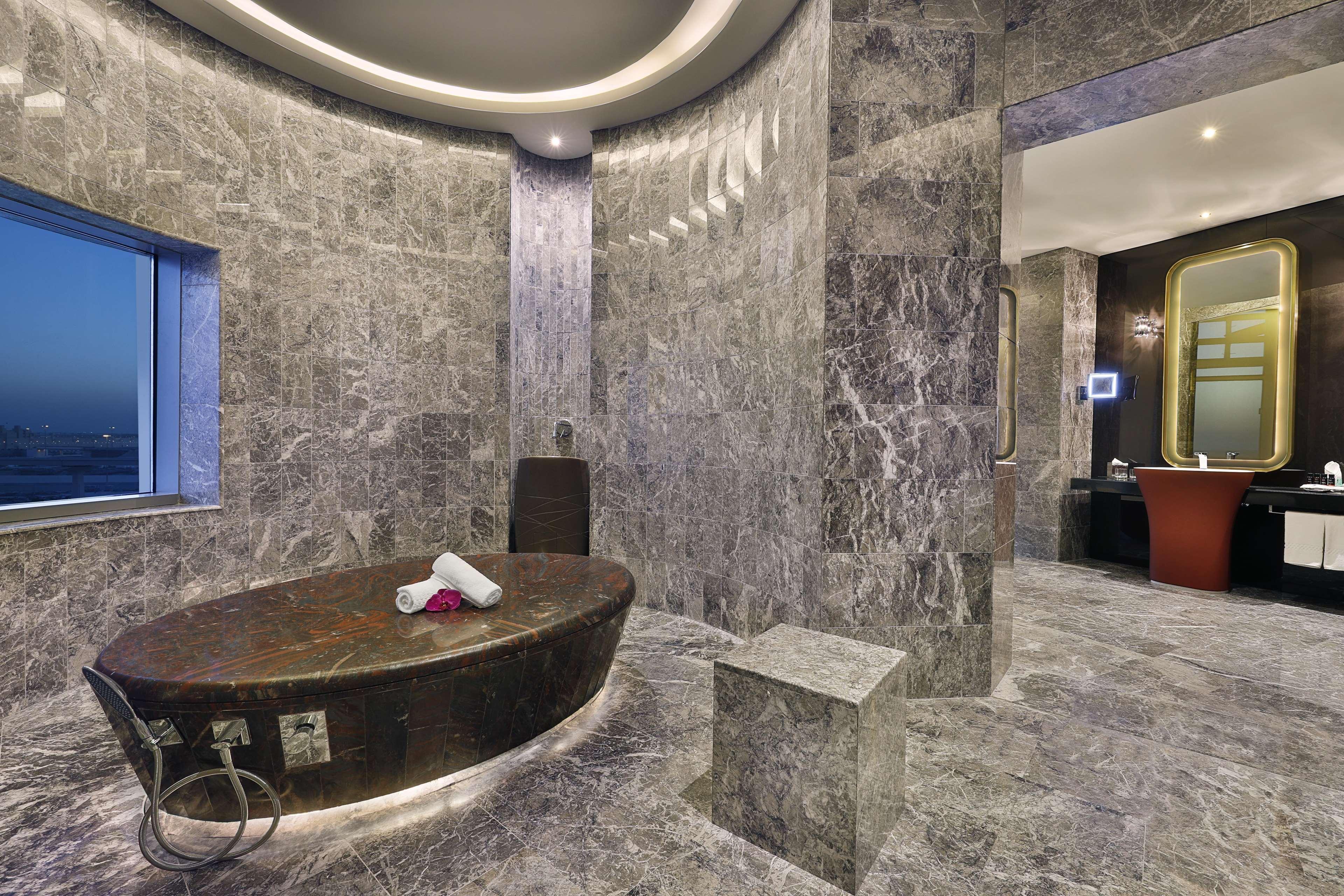 Alrayyan Hotel Doha, Curio Collection By Hilton Al Rayyan Экстерьер фото Bathroom