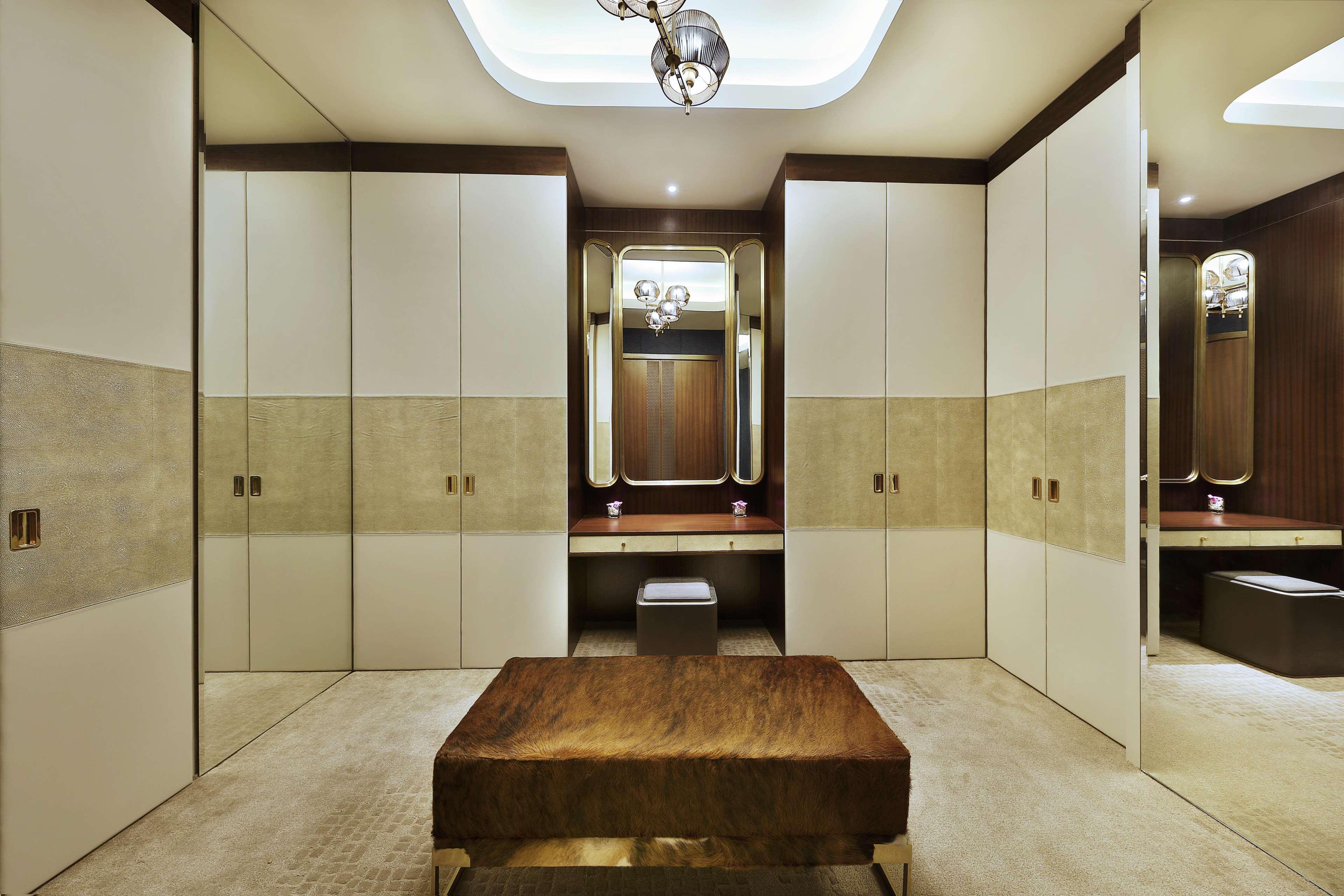 Alrayyan Hotel Doha, Curio Collection By Hilton Al Rayyan Экстерьер фото A walk-in closet