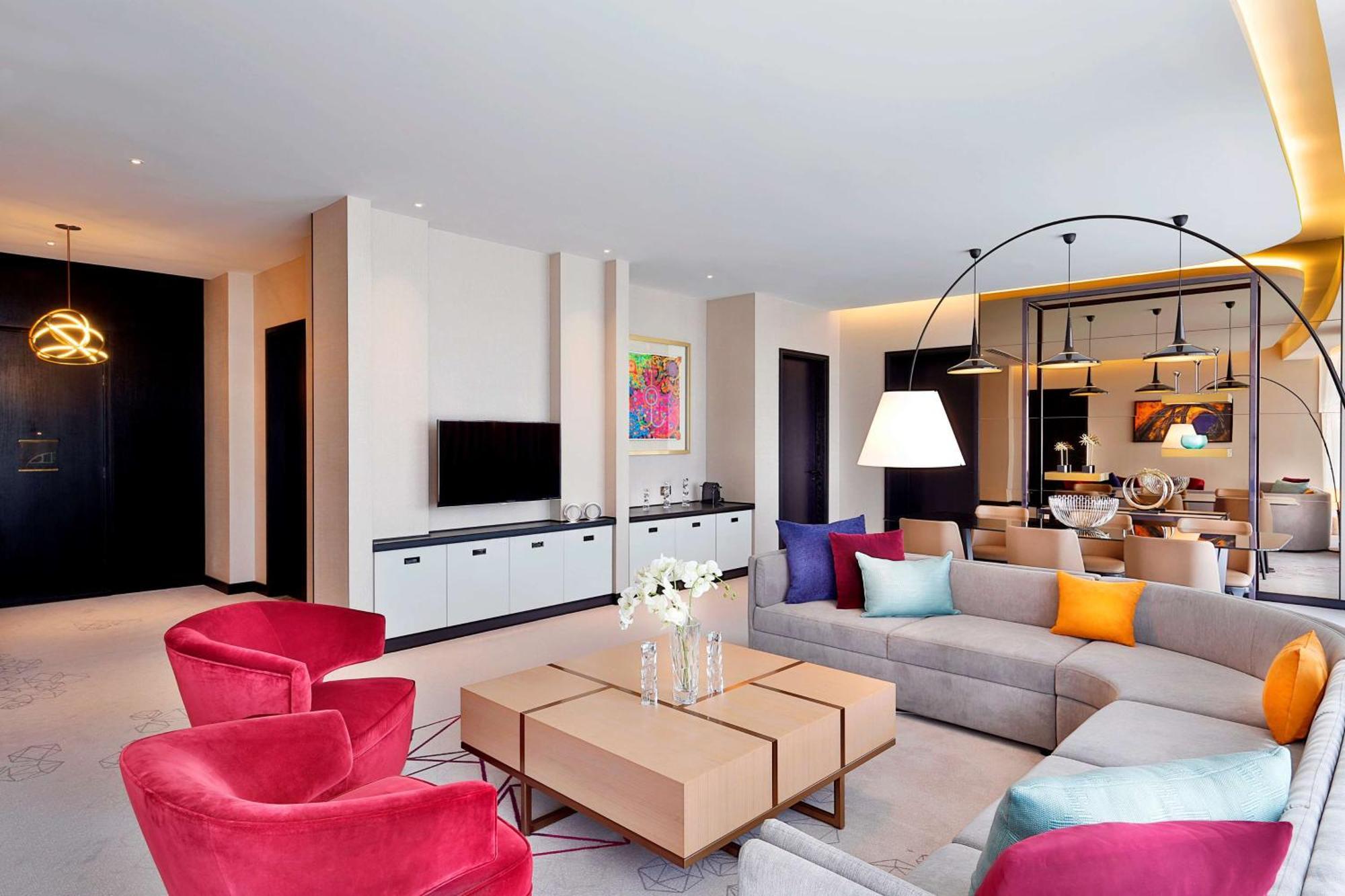 Alrayyan Hotel Doha, Curio Collection By Hilton Al Rayyan Экстерьер фото A suite at the W London