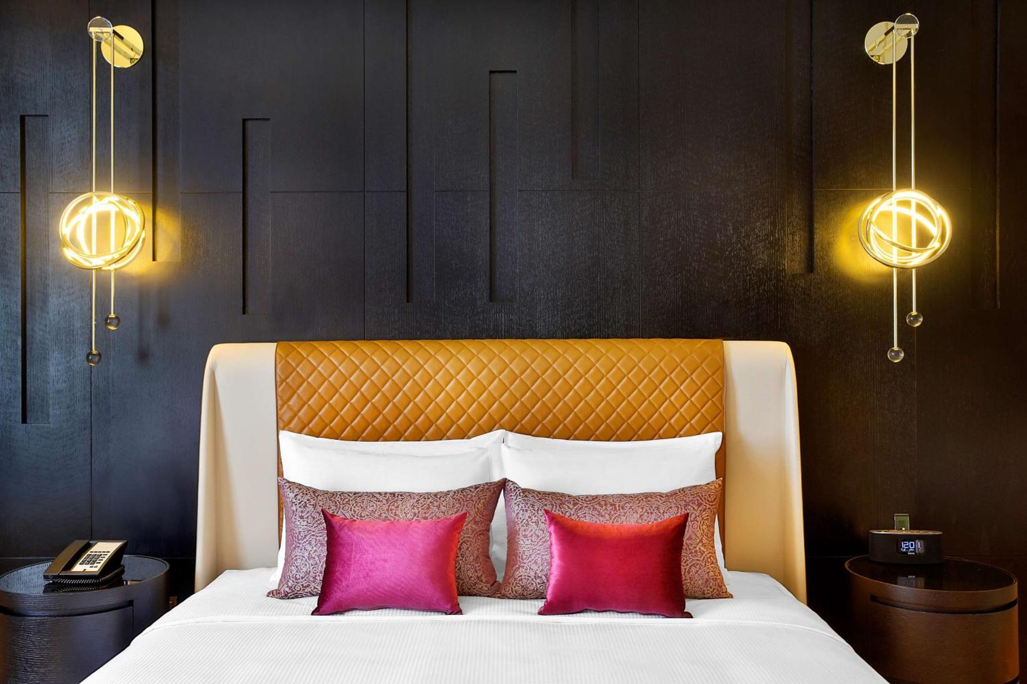 Alrayyan Hotel Doha, Curio Collection By Hilton Al Rayyan Экстерьер фото A bed with cushions